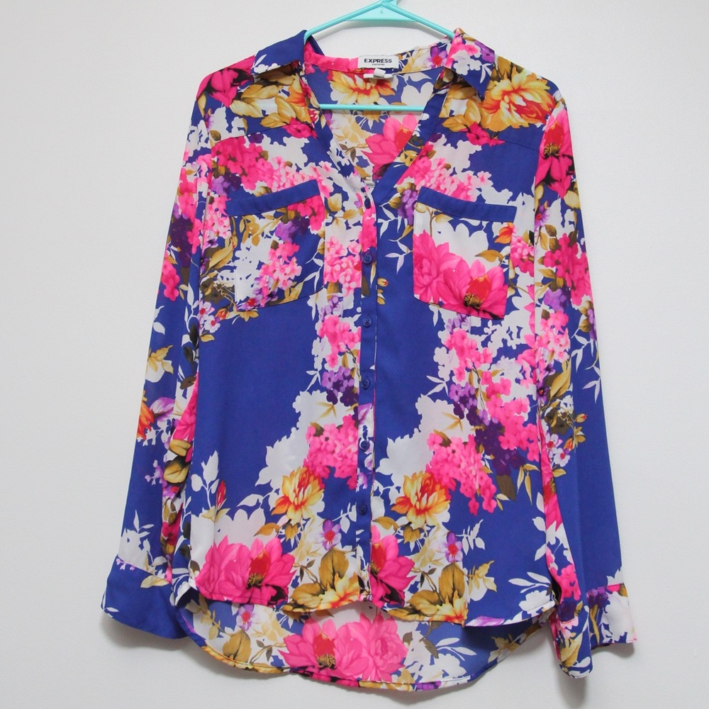 ❌SOLD❌ Slim Medium Express Floral Portofino button-up blouse